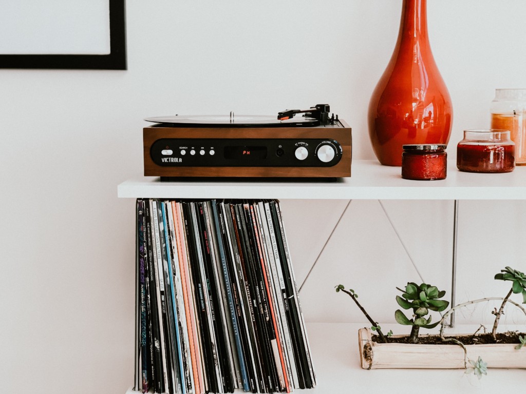 7 Best Gifts for Vinyl Lovers